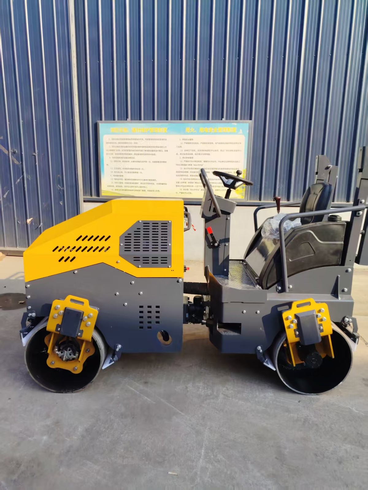 小型压路机图片