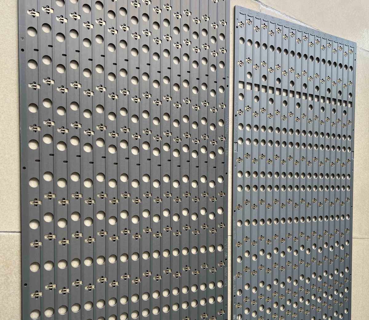 LED显示屏卡扣治具图片